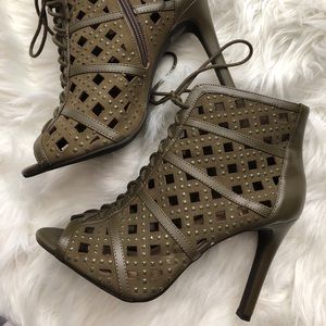 Stylish peep toe sandals